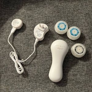 EUC Clarisonic Mia 2 with charger and three new brushes
